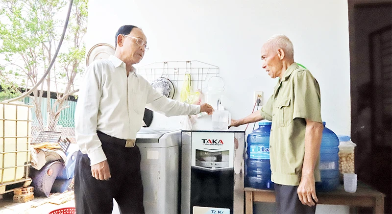 Do nguồn nước bị nhiễm phèn, vôi nên gia đình ông Lê Xuân Giang ở thôn 7, xã Ea Wer, huyện Buôn Đôn, tỉnh Đắk Lắk phải mua máy lọc nước.