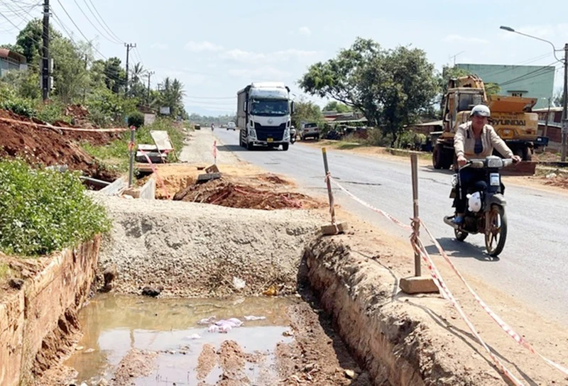 Việc thi công sửa chữa Quốc lộ 19 dang dở gây nhiều khó khăn trong sinh hoạt của người dân.