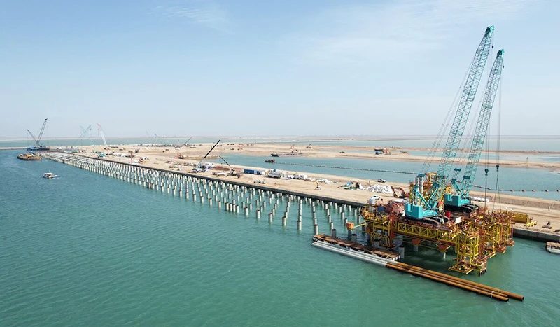 Xây dựng cảng ở thành phố Basra. (Ảnh BLOOMBERG)