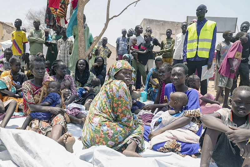 Nhiều người dân Sudan phải rời bỏ nhà cửa do xung đột. (Ảnh AP)