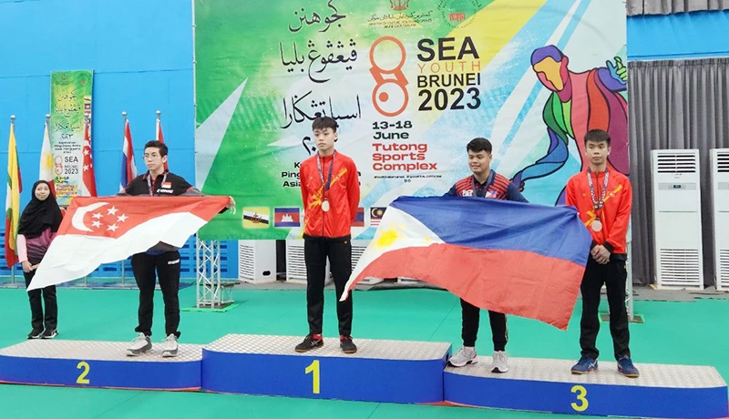 Hoàng Lâm trên bục nhận Huy chương vàng tại Giải bóng bàn trẻ Đông Nam Á 2023.