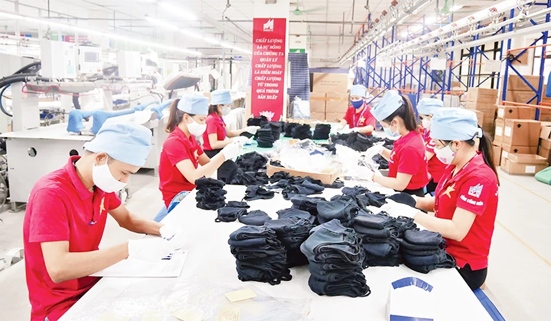 Sản xuất hàng dệt may xuất khẩu tại Tổng công ty May 10.