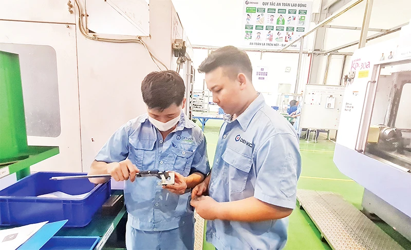 Sản xuất các sản phẩm cơ khí chính xác tại Công ty TNHH Denko Việt Nam.