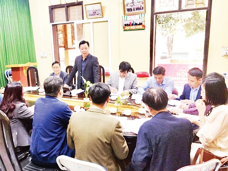 MTTQ thành phố Hà Nội khảo sát việc thực hiện chính sách về bồi thường, hỗ trợ tái định cư, giải phóng mặt bằng triển khai dự án đường vành đai 4 tại huyện Sóc Sơn. (Ảnh NGUYÊN HẠNH)
