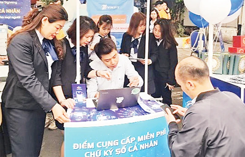Thành phố Hà Nội phối hợp các doanh nghiệp triển khai cung cấp chữ ký số miễn phí cho công dân. (Ảnh LINH PHẠM)