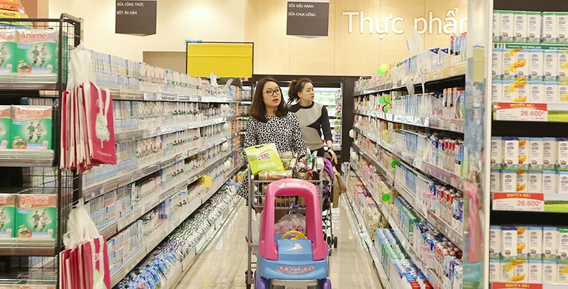 Công ty TNHH AEON Việt Nam sẽ mở thêm nhiều trung tâm thương mại tại Hà Nội từ nay đến năm 2030. Trong ảnh: Người tiêu dùng mua hàng tại Trung tâm thương mại AEON Mall Long Biên. (Ảnh MINH HÀ)