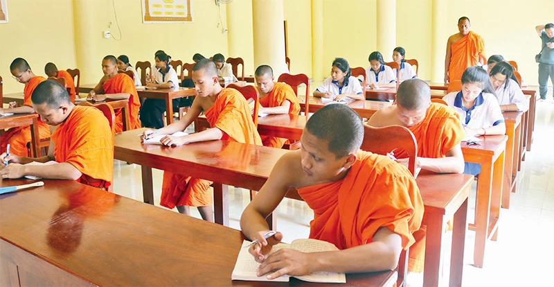 Đại đức Thạch Đa Ra mở lớp học dạy chữ Khmer tại chùa Thlốt, xã Hiệp Hòa, huyện Cầu Ngang, Trà Vinh.