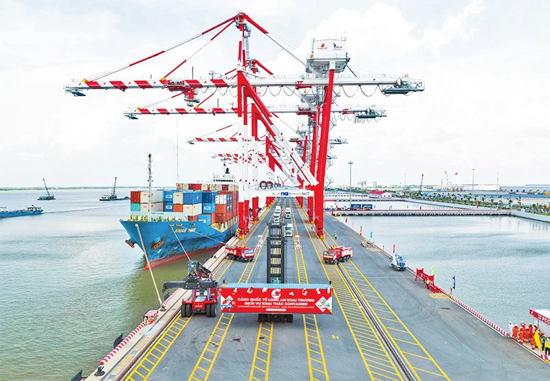 Phát triển logistics, hệ thống cảng biển là điểm nhấn để thu hút đầu tư của Long An. Trong ảnh: Một góc Cảng quốc tế Long An.