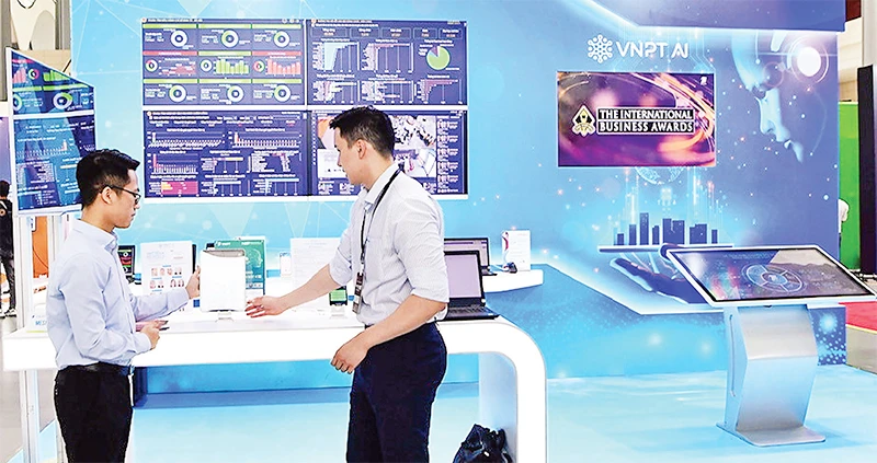 Nhân viên Tập đoàn Bưu chính Viễn thông Việt Nam (VNPT) giới thiệu hệ sinh thái chuyển đổi số VNPT cho khách hàng. (Ảnh NGỌC MINH)