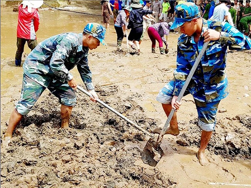 Cán bộ, chiến sĩ Trạm Ra-đa 37, Trung đoàn 293, Sư đoàn 361, Quân chủng Phòng không-Không quân giúp Trường tiểu học Nà Ớt, xã Nà Ớt, huyện Mai Sơn, tỉnh Sơn La khắc phục hậu quả mưa lũ.