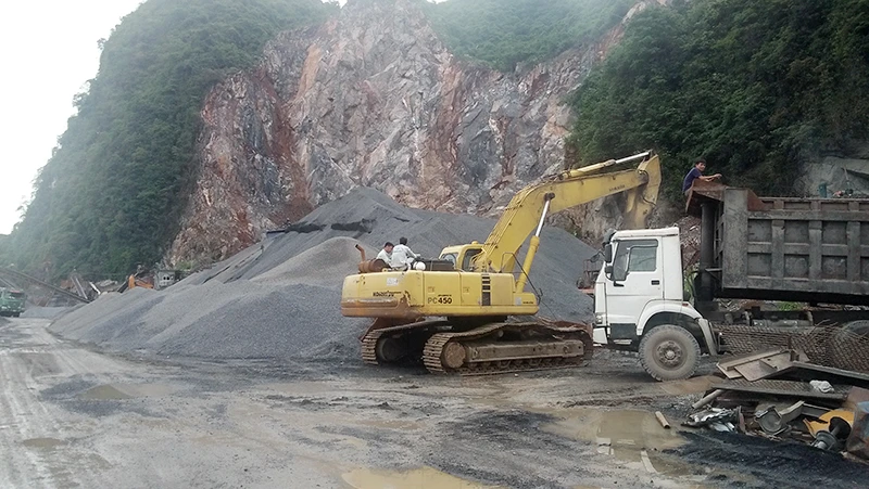 Hoạt động khai thác đá tại mỏ đá Núi Chuông ở xã Yên Lạc, huyện Phú Lương.