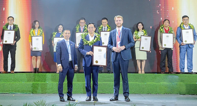 Ông Trần Quang Dũng, Trưởng ban Truyền thông và Văn hóa doanh nghiệp đại diện Petrovietnam nhận tôn vinh tại chương trình.