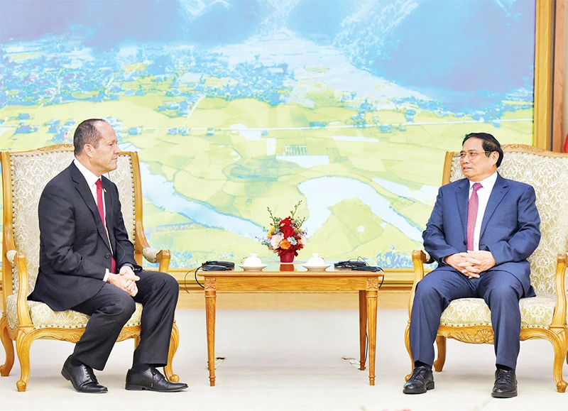 Thủ tướng Phạm Minh Chính tiếp Bộ trưởng Kinh tế và Công nghiệp Israel Nir Barkat. (Ảnh TRẦN HẢI)