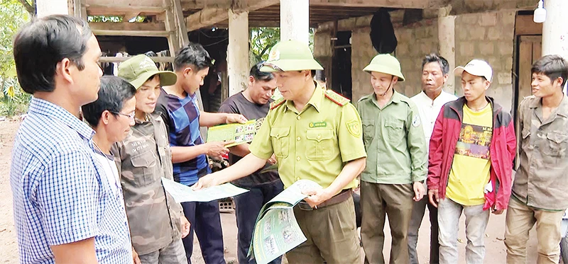 Cán bộ kiểm lâm tỉnh Quảng Trị tuyên truyền phổ biến kiến thức phòng cháy, chữa cháy rừng cho người dân.