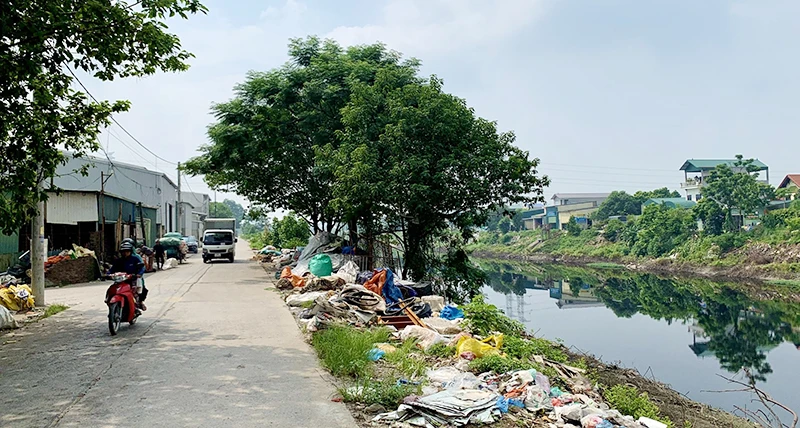 Rác thải của làng nghề làm chăn, ga, gối, đệm Trát Cầu (huyện Thường Tín, Hà Nội) đổ ra bờ sông Nhuệ.