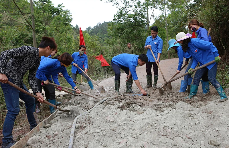 Đoàn viên, thanh niên tham gia làm đường giao thông nông thôn huyện ở Đình Lập, tỉnh Lạng Sơn. (Ảnh do Trung ương Đoàn cung cấp)