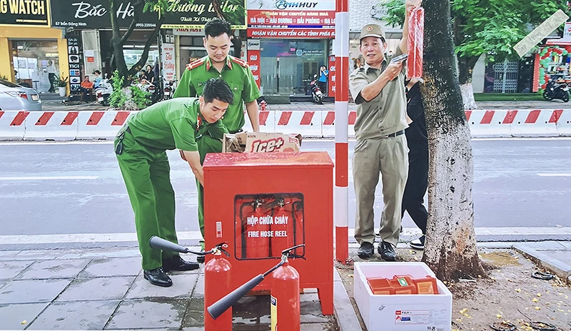 Công an phường Dịch Vọng (quận Cầu Giấy, Hà Nội) triển khai mô hình Tổ liên gia an toàn phòng cháy, chữa cháy và cứu nạn cứu hộ tại khu dân cư.