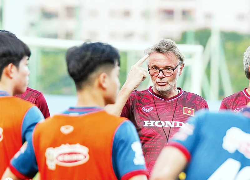 HLV Philippe Troussier hướng dẫn đội U23 Việt Nam chuẩn bị cho trận ra quân.