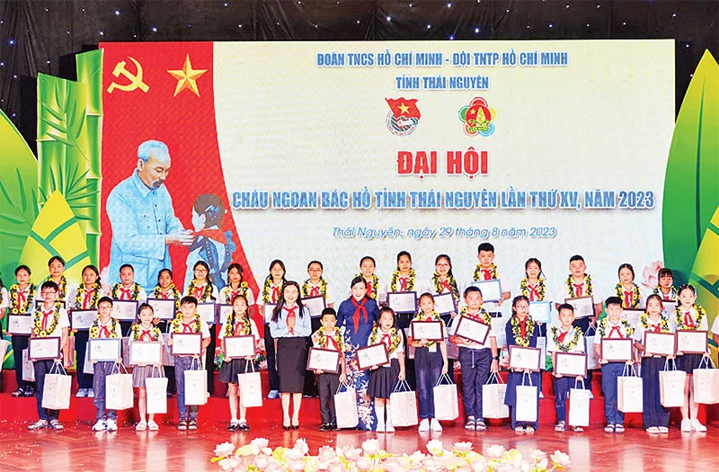 Các đại biểu Cháu ngoan Bác Hồ tỉnh Thái Nguyên lần thứ XV - năm 2023 được tuyên dương tại Đại hội. (Ảnh LĂNG KHOA)