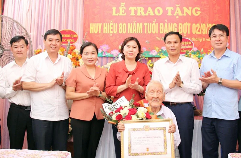 Lãnh đạo tỉnh Bắc Ninh trao Huy hiệu 80 năm tuổi đảng và chúc mừng đảng viên Nguyễn Văn Hải (Đảng bộ xã Tri Phương, huyện Tiên Du). (Ảnh HÙNG SƠN)