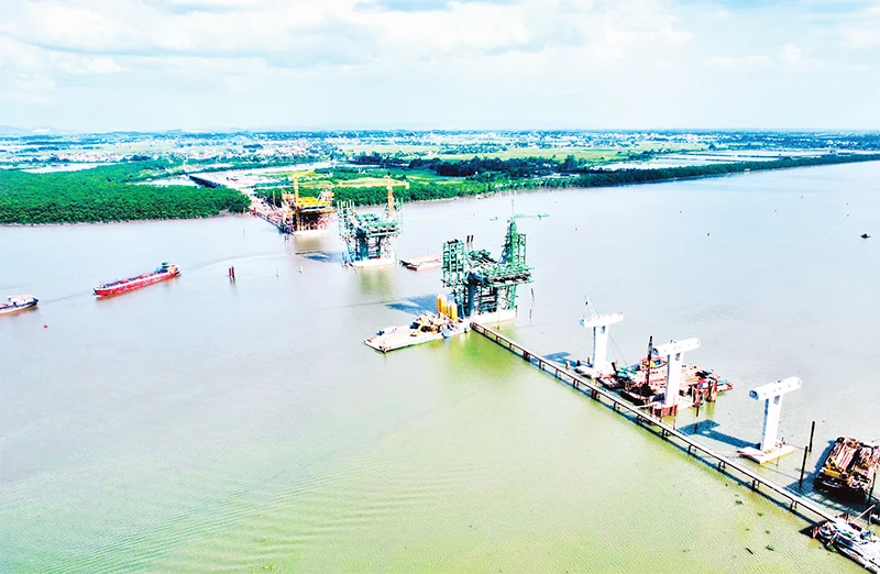 Công trình cầu Bến Rừng nối huyện Thủy Nguyên (Hải Phòng) với thị xã Quảng Yên (tỉnh Quảng Ninh) đang được đẩy nhanh tiến độ để hoàn thành trong năm 2024.
