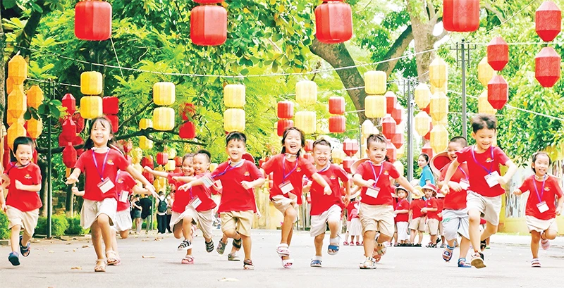 Các em nhỏ vui chơi trong Hoàng thành Thăng Long.
