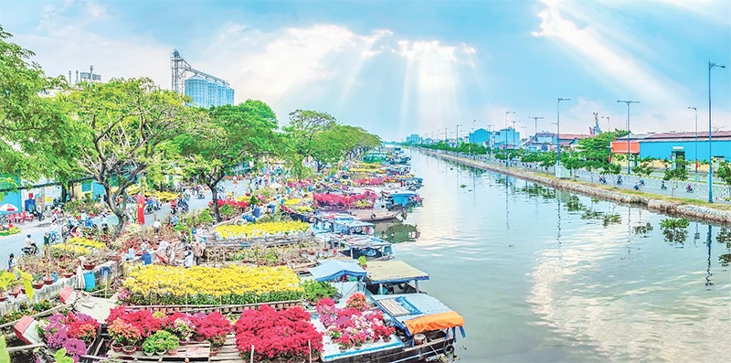 Hình ảnh chợ hoa xuân "Trên bến dưới thuyền" được Ủy ban nhân dân Quận 8 gây dựng để khôi phục nét văn hóa sầm uất xưa tại khu vực bến Bình Đông. (Ảnh UBND QUẬN 8) 
