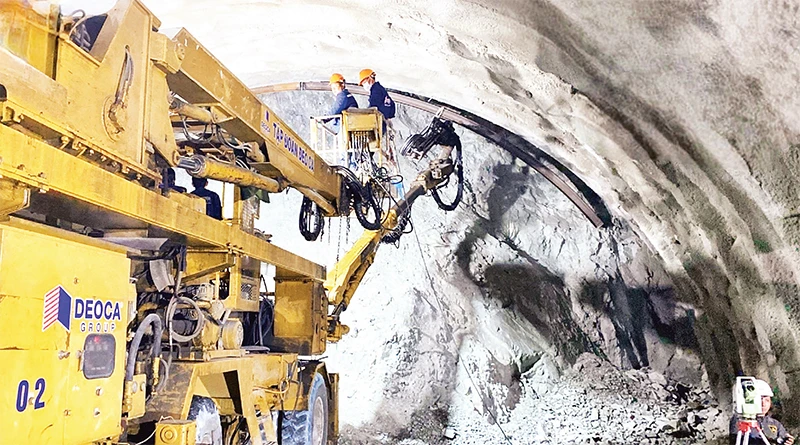 Công nhân Tập đoàn Đèo Cả thi công tuyến đường hầm dự án cao tốc Quảng Nam-Hoài Nhơn.