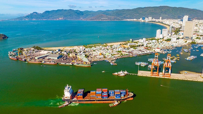 Trong giai đoạn 2021-2025, Cảng Quy Nhơn sẽ được đầu tư mở rộng lên gần 90ha (gấp 3 lần) để đáp ứng vai trò cảng cửa ngõ khu vực kinh tế trọng điểm miền trung. (Ảnh NGUYỄN PHAN DŨNG NHÂN)