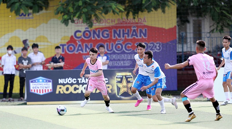 Một pha tranh bóng giữa hai đội Công đoàn Quảng Ninh và Công đoàn Thái Bình. 