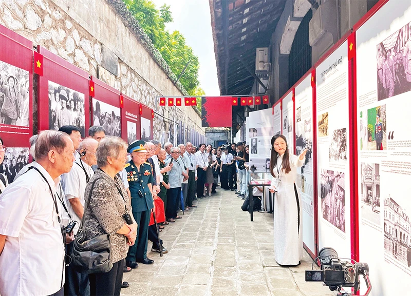 Các đại biểu tại trưng bày "Sông Hồng cuộn sóng".