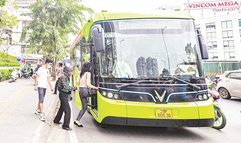 Xe buýt điện ngày càng được nhiều người dân Hà Nội sử dụng.