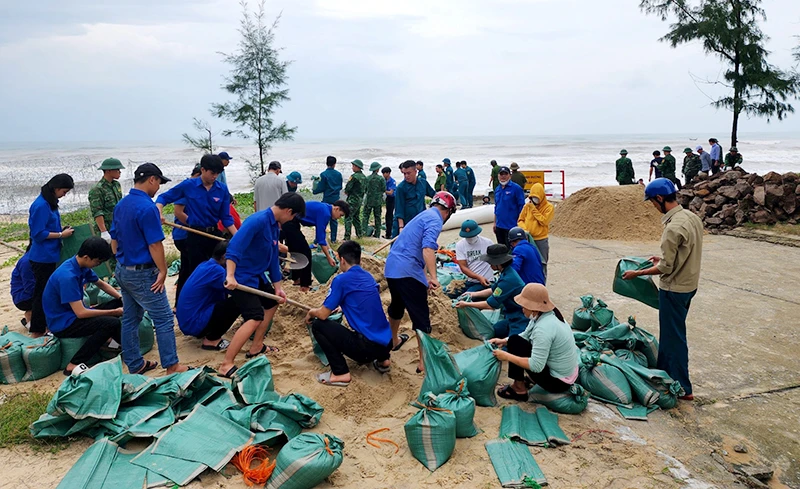 Ủy ban nhân dân xã Phú Diên, huyện Phú Vang (Thừa Thiên Huế) huy động lực lượng gần 150 người, dùng bao cát để xử lý điểm sạt lở tại đường ra bãi tắm Phú Diên.