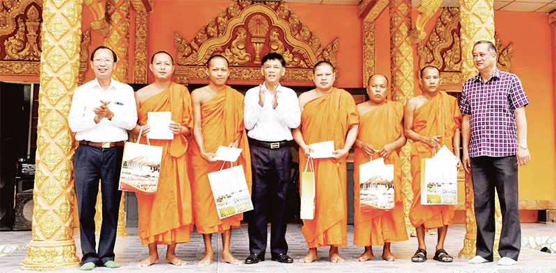 Lãnh đạo tỉnh Sóc Trăng thăm, chúc lễ Sen Dolta đại diện 5 điểm chùa ở huyện Long Phú. (Ảnh NGUYỄN PHONG)