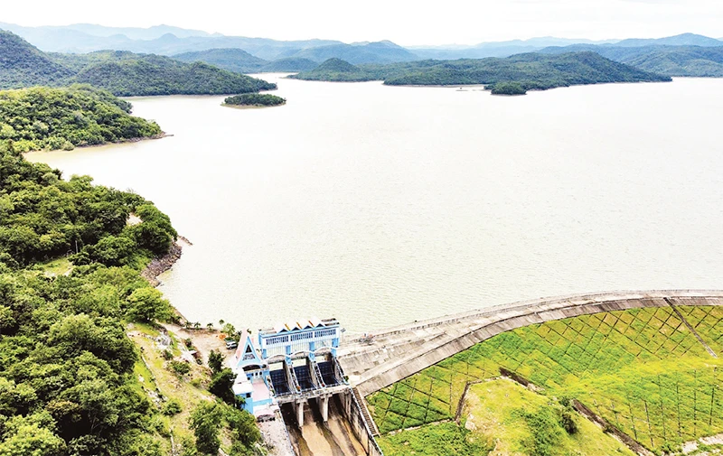 Hồ Sông Quao, huyện Hàm Thuận Bắc cấp nước tưới cho hơn 12.700 ha lúa, thanh long và 64.000 mét khối nước sinh hoạt/ngày đêm.