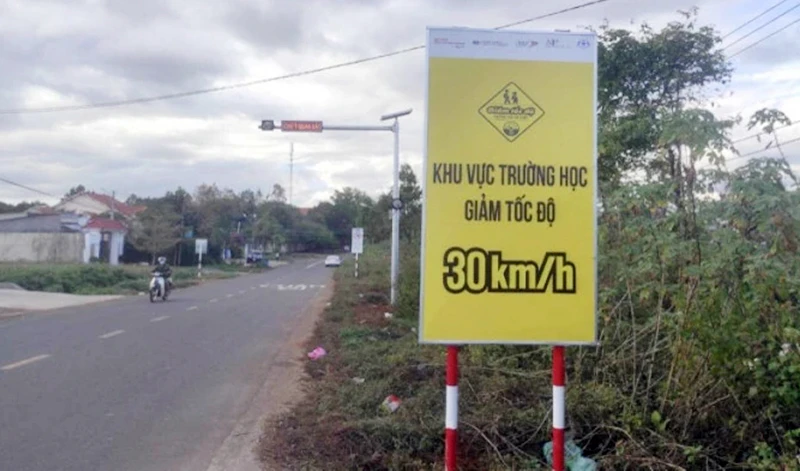 Biển báo giới hạn tốc độ cho phương tiện trước cổng trường học tại thành phố Pleiku (Gia Lai).
