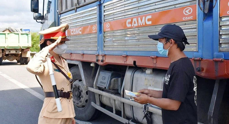 Nữ Cảnh sát giao thông (Phòng Cảnh sát giao thông Công an tỉnh Quảng Nam) thực hiện nhiệm vụ tuần tra, kiểm soát bảo đảm tình hình an ninh trật tự giao thông. (Ảnh XUÂN MAI)