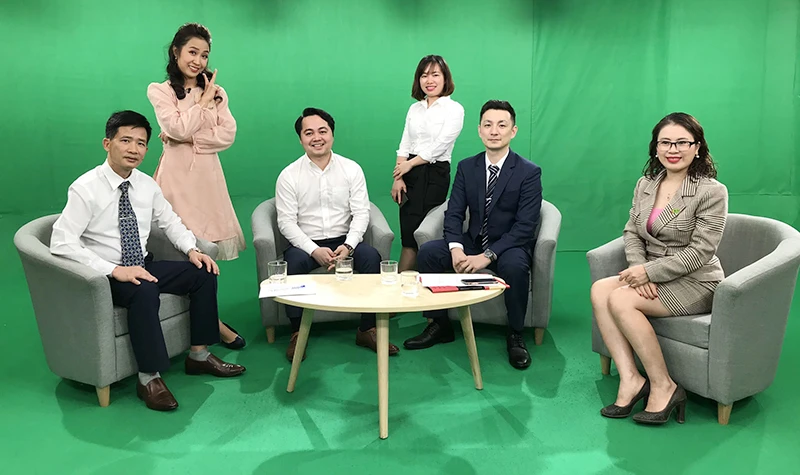Kaneya Manabu (thứ hai từ phải qua) trong một chương trình phỏng vấn tại Đài Truyền hình Việt Nam.