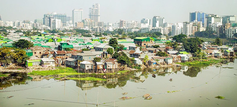 Một khu định cư ở thủ đô Dhaka của Bangladesh. (Ảnh LIÊN HỢP QUỐC)