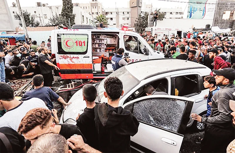 Xe cứu thương bị tấn công ở Gaza (Ảnh TÂN HOA XÃ)