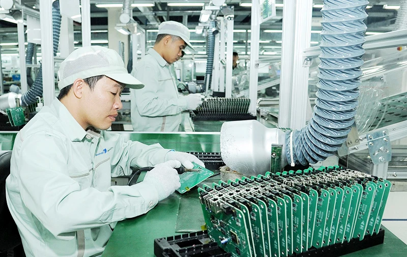 Sản xuất và lắp ráp linh kiện điện tử tại Công ty cổ phần Công nghệ công nghiệp Bưu chính viễn thông Việt Nam, Khu công nghệ cao Hòa Lạc, Hà Nội. (Ảnh TRẦN AN)
