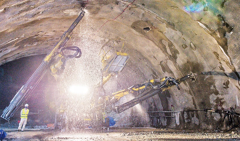 Nỗ lực thi công hầm số 3, công trình hầm lớn trên đường bộ cao tốc bắc-nam, đoạn Quảng Ngãi-Hoài Nhơn nhằm bảo đảm tiến độ.