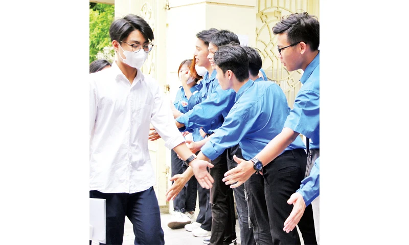 Thí sinh Hà Nội được thanh niên tình nguyện chúc mừng sau khi hoàn thành bài thi tốt nghiệp THPT năm học 2023.