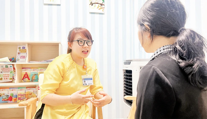 Nhân viên phòng Công tác xã hội Bệnh viện Hùng Vương tư vấn người cần hỗ trợ.