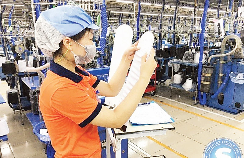 Hoạt động sản xuất tại Công ty cổ phần Dệt may Supertex (Cụm công nghiệp Thanh Oai, Hà Nội).