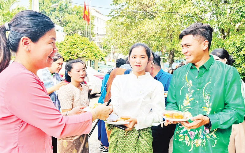 Sinh viên quốc tế thích thú trải nghiệm ẩm thực Việt Nam tại ngày hội.