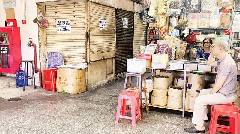 Một số sạp hàng tại chợ Bàn Cờ (Quận 3) nằm ở vị trí đắc địa nhưng vẫn rơi vào tình trạng vắng khách.