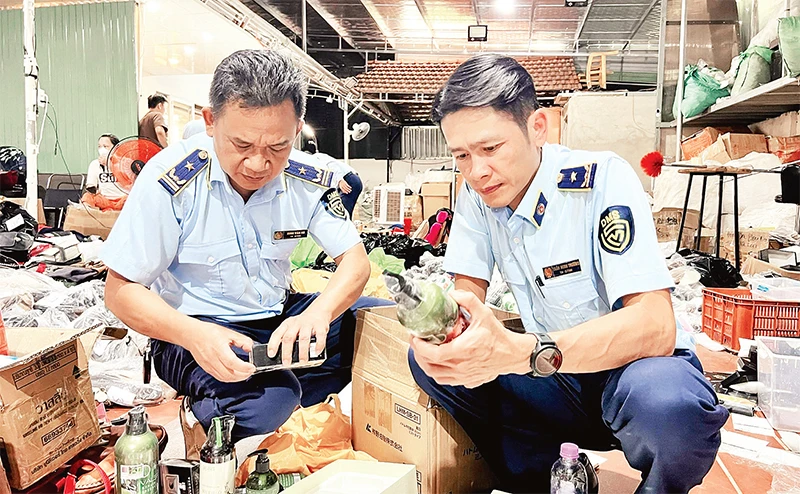 Lực lượng quản lý thị trường kiểm tra một kho hàng kinh doanh online các sản phẩm giả nhãn hiệu trên địa bàn TP Pleiku, tỉnh Gia Lai. (Ảnh QUYÊN LƯU)
