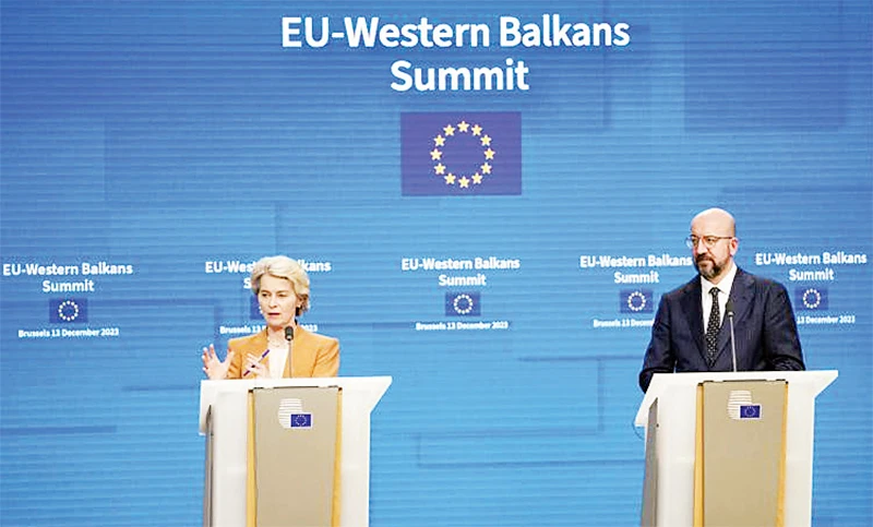 Các lãnh đạo EU họp báo sau Hội nghị EU-Tây Balkan. (Ảnh AP)