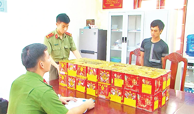 Công an huyện Cao Lộc (tỉnh Lạng Sơn) bắt giữ đối tượng vận chuyển thuê pháo nổ. 